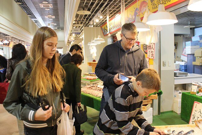 Tuna auction at Toyosu Market with qualified guide and early morning tour of Tsukiji Outer Market - Why the Toyosu tuna auction is the main event