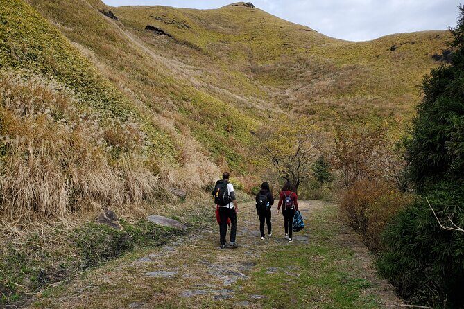 Walking through the Aso Caldera, Historical Walk along the "Bungo Kaido" - Down the Northern Outer Rim on Bungo Kaido Stone Pavement