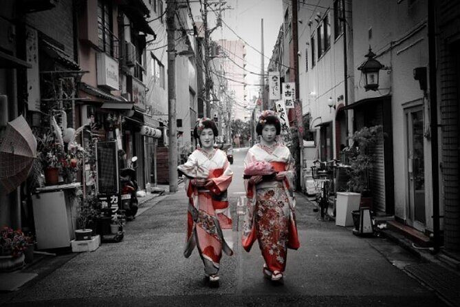 Watch the Young Geisha do their makeup and Get Ready! - Oshiroi white makeup: what you’re really looking at