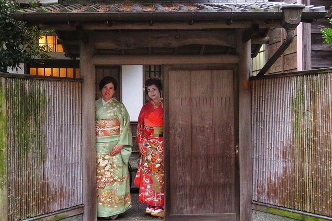 Watch the Young Geisha do their makeup and Get Ready! - Kimono fineries and banquet-ready dressing